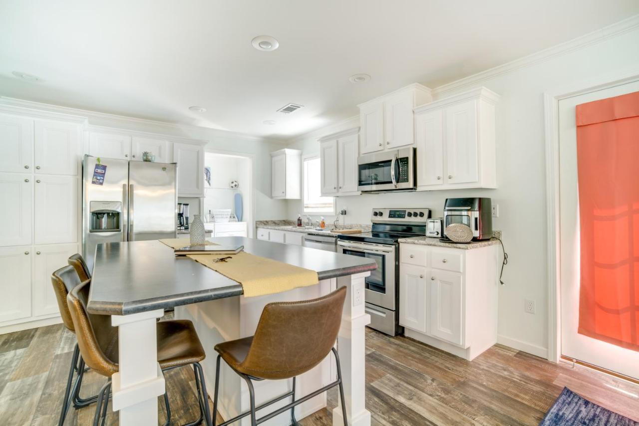Charleston Home With Porch - 3 Mi To Folly Beach! Exterior photo